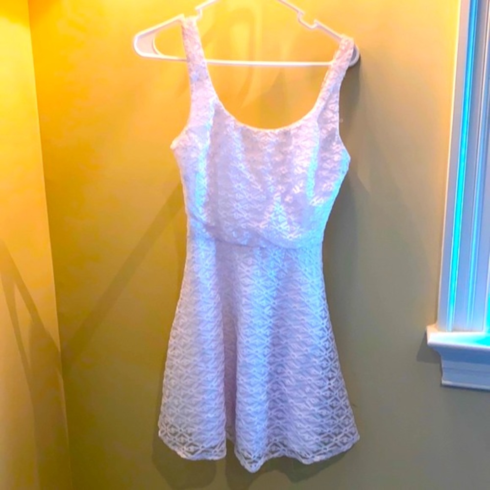 ✅White dress. Women’s MEDIUM. Zip up back. Full lined with lacy fabric overlay.